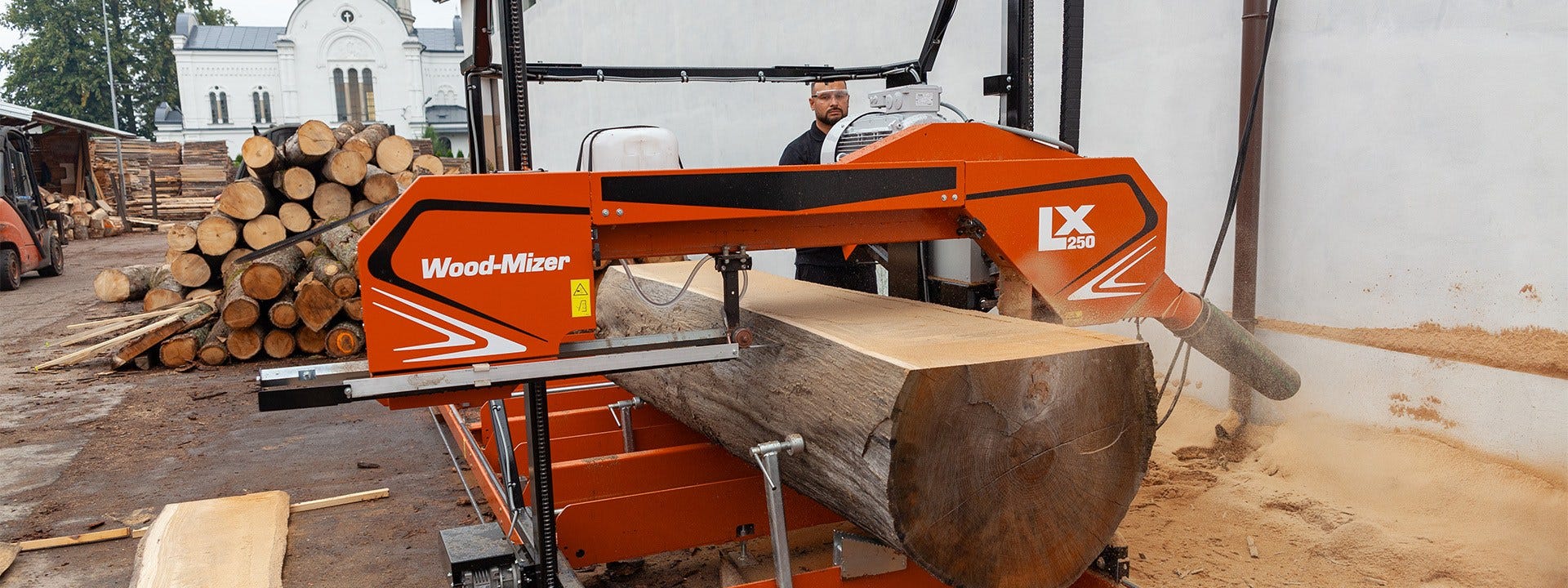 La Segatronchi Wood-Mizer LX250 impiegata in una segheria moderna per lavorazioni di grandi dimensioni