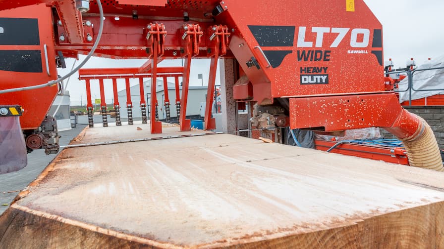 Sawing head from LT70WIDE on HEAVY DUTY sawmill